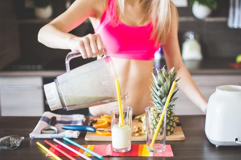 Girl prepares smoothie for weight loss