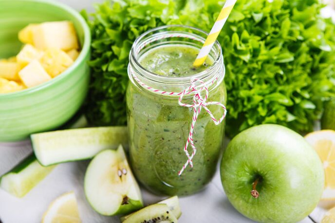 A hearty lunch detox smoothie with bananas, apples, spinach, nuts and flax seeds