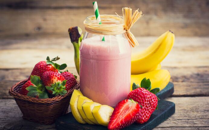 Fruit smoothies containing bananas and strawberries in the diet of people who want to lose weight